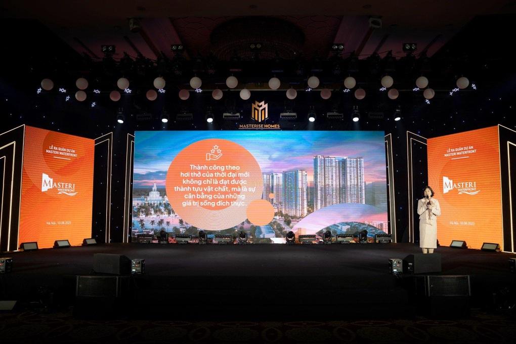 Bà Lại Hương Giang - Giám đốc Marketing dự án Masteri Waterfront chia sẻ tại sự kiện (Ảnh: Masterise Homes)