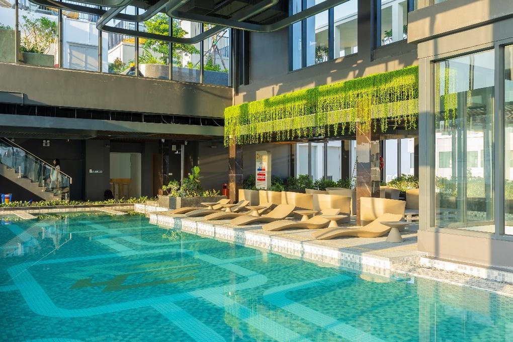 Khu vực bể bơi trong nhà tại tầng cao nhất mỗi tòa, có tầm nhìn bao quát toàn cảnh đại đô thị Smart City